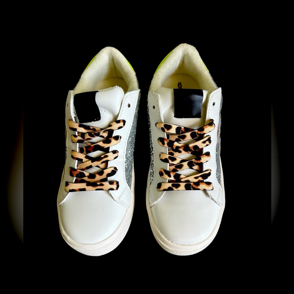 UEC-Women’s No Boundaries Star Tennis Shoes in Size 6.